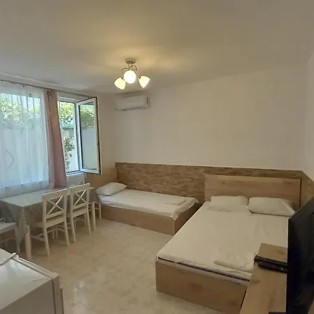 дом попови-10 метра от морето гр Apartament